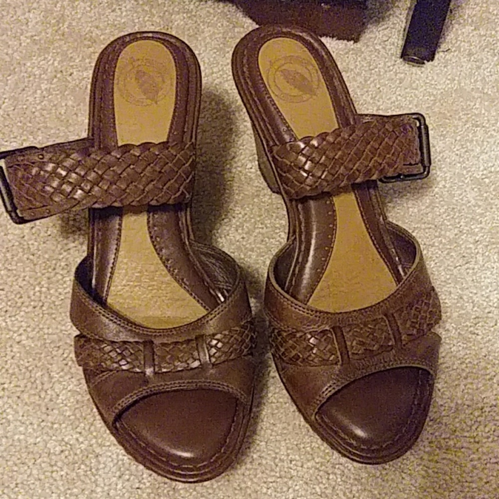 Like new Nurture leather sandas